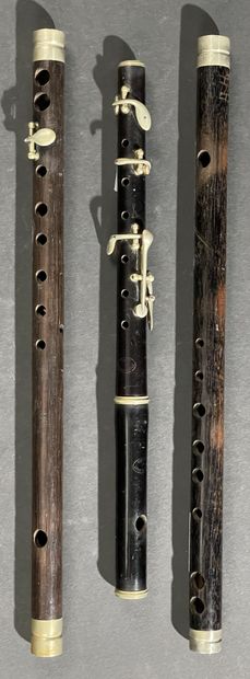 null Ensemble de trois flûtes faites vers 1900, comprenant : 
un fifre militaire...