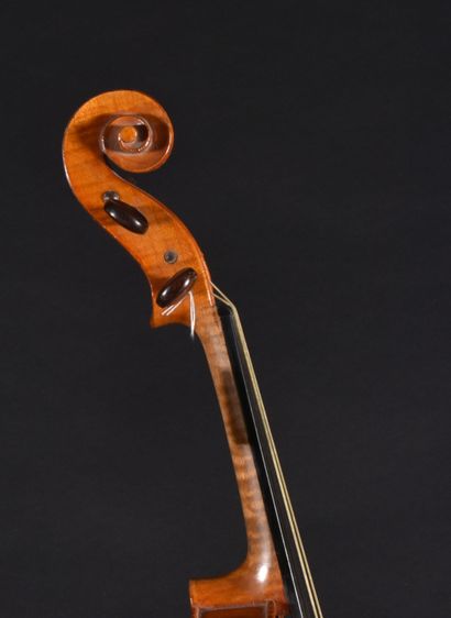 null Violon fait à Mirecourt vers 1920, portant une étiquette Stradivarius 1721....