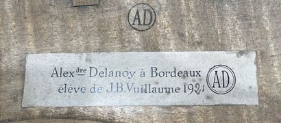 null Violon détablé portant les marques au fer AD et l'étiquette Alexandre Delanoy...