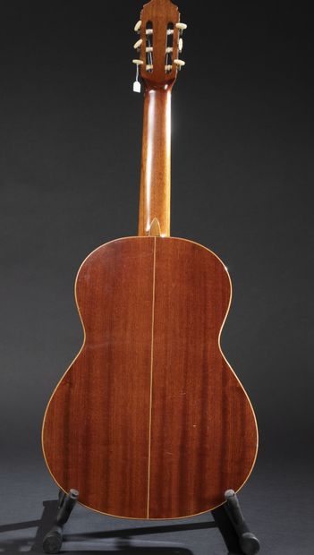 null Guitare Raimondo classique, faite en Espagne vers 1980, modèle 123. Table épicéa,...