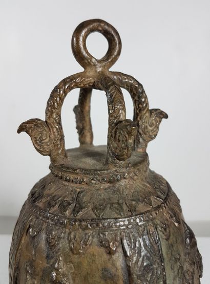 null Thaïlande
Cloche rituel à battant interne, en bronze patiné, entourée de quatre...