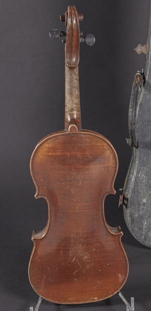 null Joli violon demi anonyme fait à Mirecourt vers 1850. Fond une pièce 297 mm
Deux...