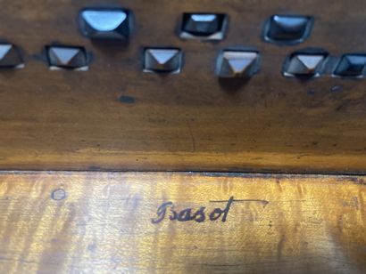 null Vielle à roue parisienne du prestigieux luthier parisien JOSEPH BASSOT, signée...