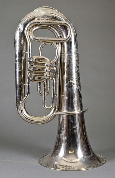 null Saxhorn contrebasse système allemand. Assez bon état. Hauteur 89 cm