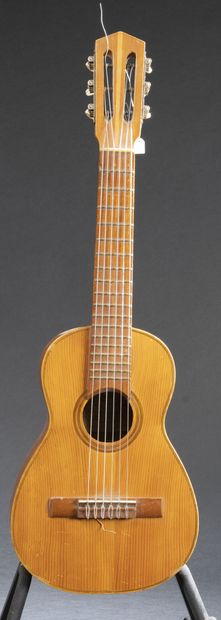 null Petite guitare classique d'enfant de taille 1/4. Longueur 76 cm, diapason 460...