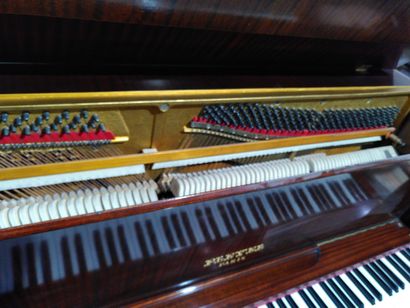 null Piano droit Pleyel portant deux numéros 93F519 et 206043, cadre métallique....