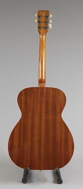 null Guitare japonaise folk Kawai modèle KF 60, vers 1970
Vernis de la table cra...