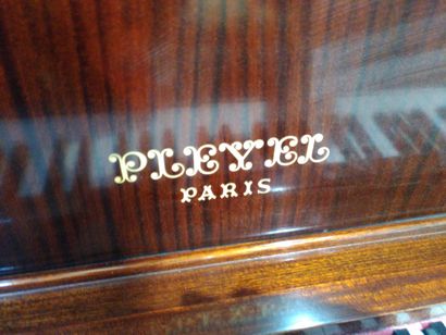 null Piano droit Pleyel portant deux numéros 93F519 et 206043, cadre métallique....