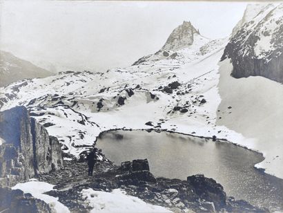 null Gustave ODDOUX (1869-1954) à Grenoble
Promeneur près d'un petit lac alpin enneigé,...