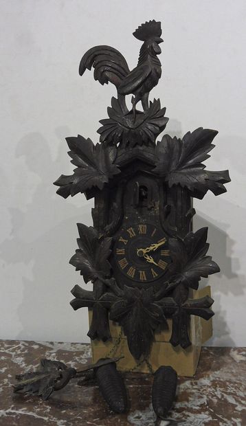 null Coucou en bois sculpté à décor de feuillage et d'un coq
H. 65,5 cm L. 35 cm

Piqûres...