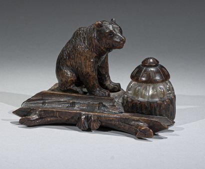 Encrier en bois sculpté à décor d'un ours,...