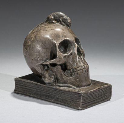 null Memento mori en bronze argenté, le crâne reposant sur un livre est surmonté...