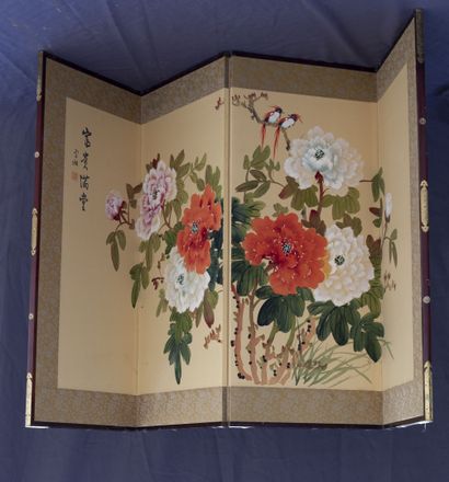 null Chine XXème siècle 

Paravent en quatre panneaux à décor de fleurs

H.89 L....