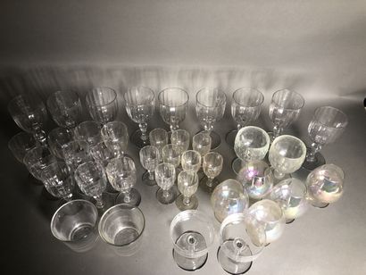 null Lot composé de : 

- Une partie de service de verres à pied en cristal taillé...