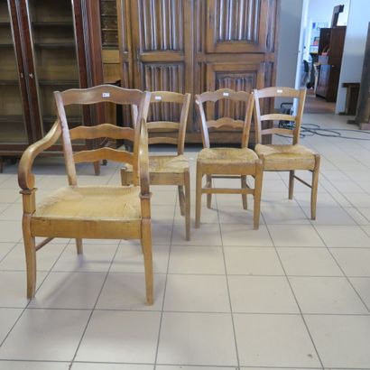 null Réunion de quatre assises paillées, une paire de chaise, un fauteuil et une...