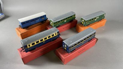 null Train (O) HORNBY. Lot de 5 wagons :
- wagon à bestiaux n°2, partie de boîte
-...