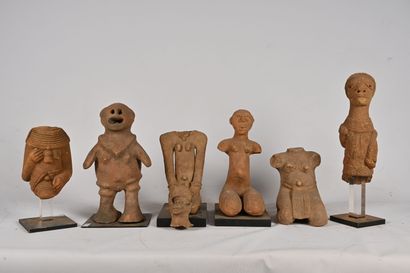 null AFRIQUE - Style Nok 

Ensemble de six personnages et bustes en terre-cuite....