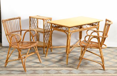 Travail français des années 1960 Ensemble comprenant une paire de chaises, une table...
