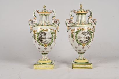 null 
SCEAUX,




Paire de grands vases balustres, en porcelaine polychrome, base...