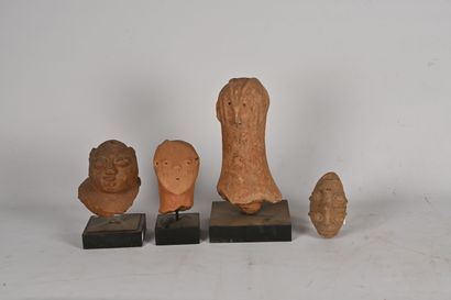 null AFRIQUE - Style Nok 

Ensemble de quatre figures en terre-cuite.

H. 17, 18,...