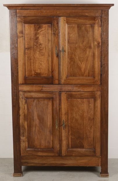 null Petite armoire XIXème siècle

Ouvrant à quatre portes 

H. 161 cm L. 99 cm P....
