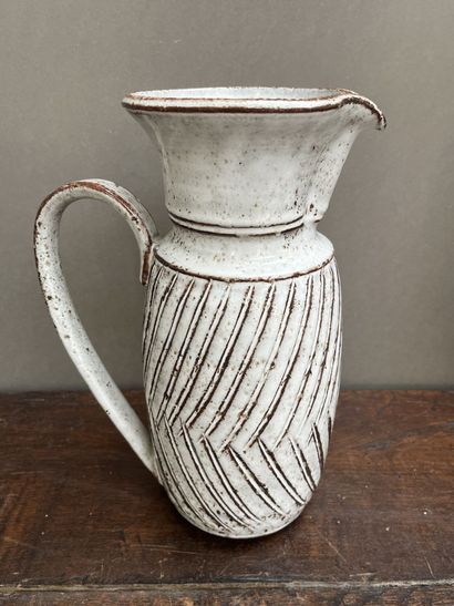 null VALLAURIS 

Pichet en céramique vernissée brune (anse réparée)

H. 27 cm