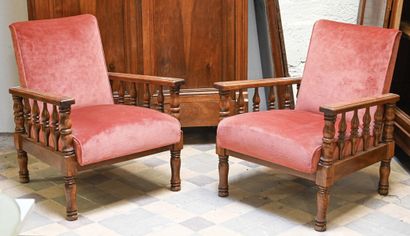 null Paire de fauteuils accotoirs à barreaux, velours rose

XXème siècle 

H. 92...