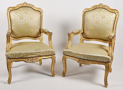 null Paire de larges fauteuils, dossier à la reine en bois doré, sculpté de fleurettes...