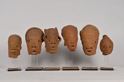 null AFRIQUE - Style Nok 

Suite de six têtes en terre-cuite.

H. 27, 17 et 20 c...