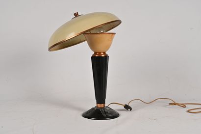 null Lampe champignon en bakélite et tôle laquée

Circa 1940

H. 40 cm

Dans l'é...