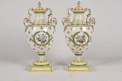 null 
SCEAUX,




Paire de grands vases balustres, en porcelaine polychrome, base...