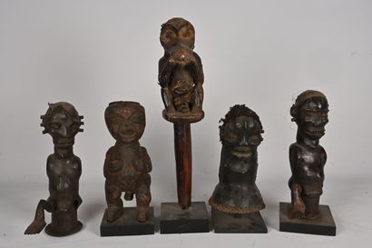 null AFRIQUE - Style Bembe

Trois bustes un petit fétiche et un sceptre en bois sculpté....