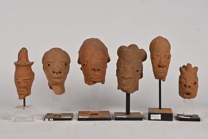 null AFRIQUE - Style Nok 

Ensemble de six têtes en terre-cuite 

H. 12, 19,16, 17,...