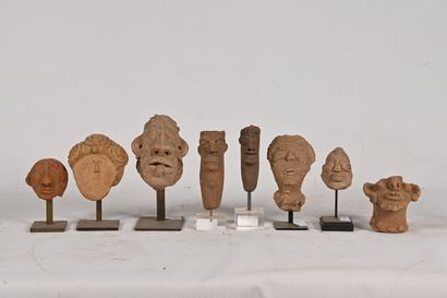 null AFRIQUE - Style Nok

Ensemble de huit têtes stylisées en terre-cuite 

H. 8,...