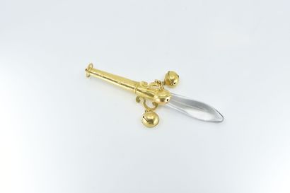 null Rattle in 18K (750°/°°) yellow gold, glass handle, chased cylindrical shaft...