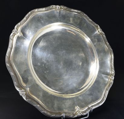 @ Hollow dish with contoured edges and ribbons

Minerve...
