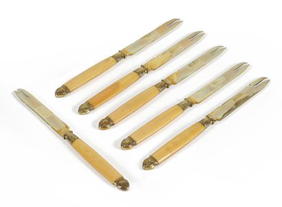 null @ Suite of twelve gilded metal melon knives, the handle in resin

In a green...