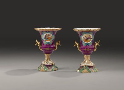null PARIS

Paire de vases Médicis en porcelaine à décor polychrome en réserves d'un...