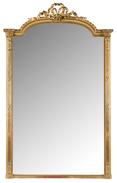 null Important miroir biseauté à fronton cintré en bois et stuc doré à moulures de...
