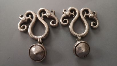 null SCOOTER
Paire de pendants d'oreilles en métal argenté martelé retenant un anneau...