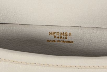 null HERMES Paris made in France.
White leather golf ball bag, silver metal clasp,...