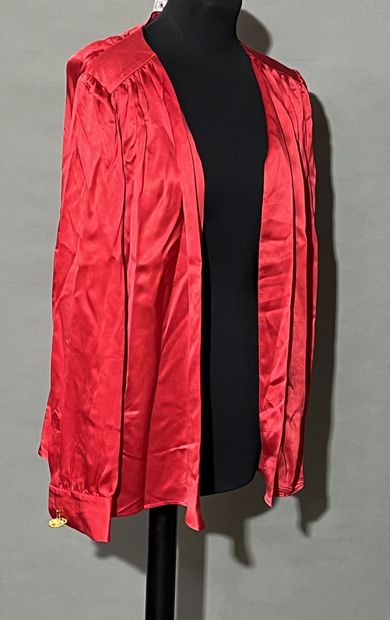 null YVES SAINT LAURENT RIVE GAUCHE
Blouse en soie rouge, croisée à nouer ou à ceinturer,...