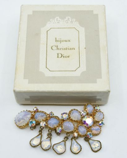 null Anonyme, dans le goût de GRIPOIX pour Dior.
Broche en métal doré sertie de strass...
