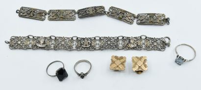 null Lot comprenant deux bracelets articulés en métal argenté ouvragé de rinceaux,...