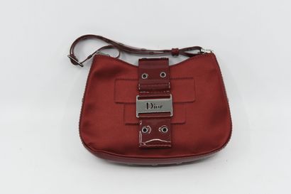 null CHRISTIAN DIOR, par John Galliano
Mini sac du soir en satin et cuir rouge, fermoir...