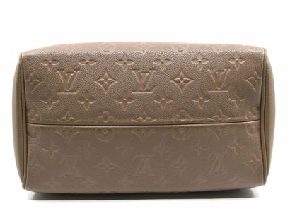 null LOUIS VUITTON 
Speedy leather bag with beige prints, double slider zipper, two...