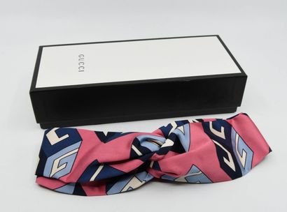 null GUCCI 
A silk headband printed with blue and white cubes on a pink background,...