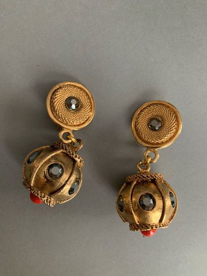 Anonyme
Paire de pendants d'oreilles en métal...