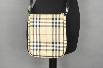 null BURBERRY London
Petit sac besace en tuile enduite tartan et cuir noir, fermeture...