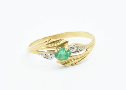 null Ring in 18K (750°/°°) yellow gold, set with an oval emerald and two diamonds...